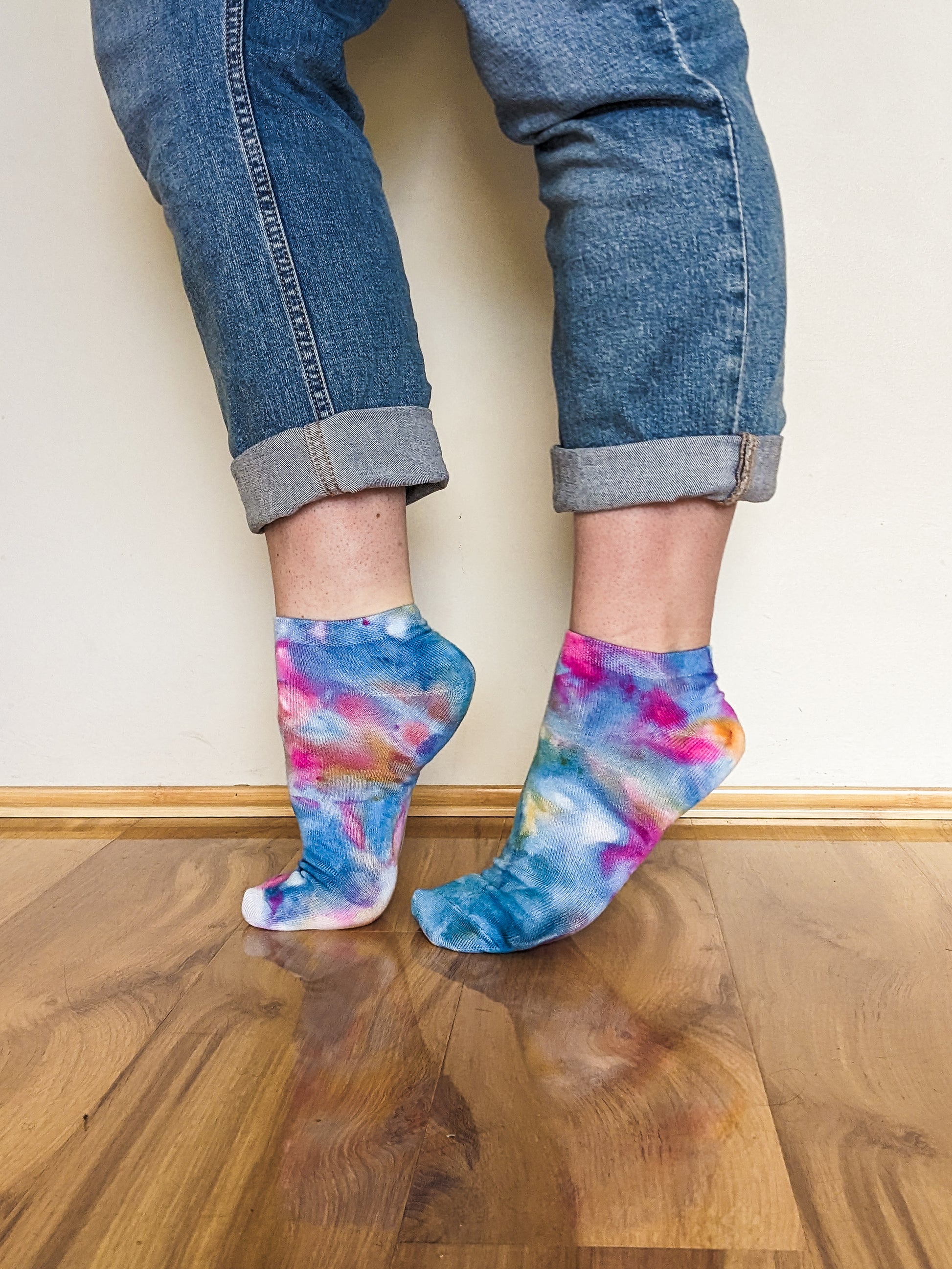 Person wearing ankle length blue and pink Ice-dyed bamboo socks